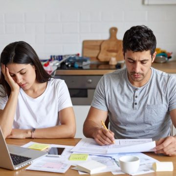 Probandenaufruf mentale Gesundheit - Mann und Frau erschöpft